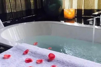 成都成华水疗池中的失重冥想：当身体学会漂浮